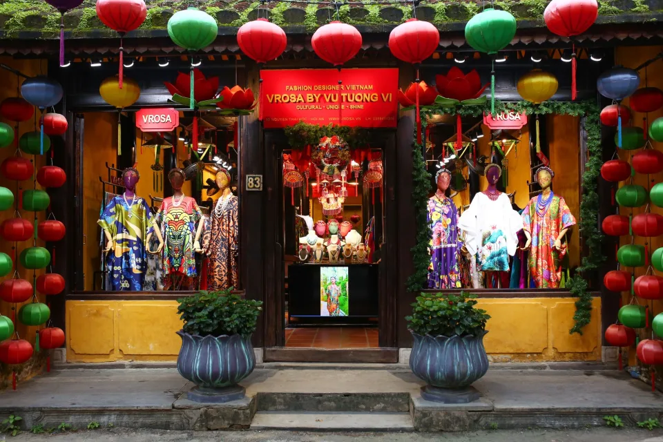 Quần áo & phụ kiện đi kèm